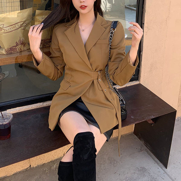 Modern testhezálló kabát barna és fekete övvel