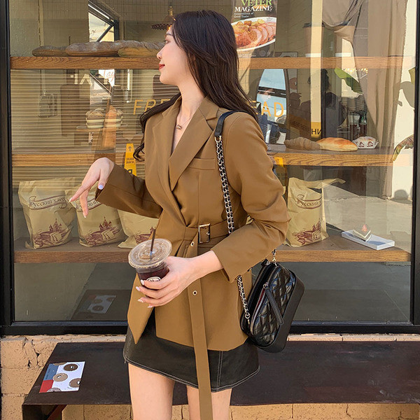 Modern testhezálló kabát barna és fekete övvel