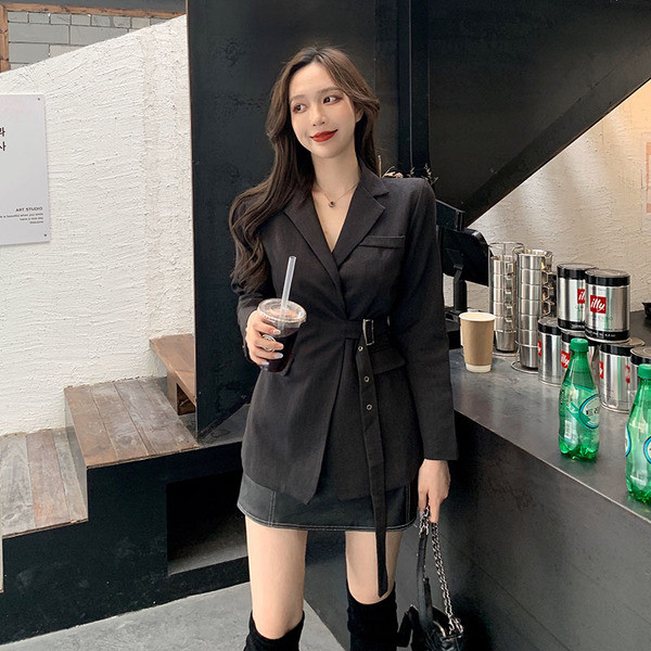 Modern testhezálló kabát barna és fekete övvel