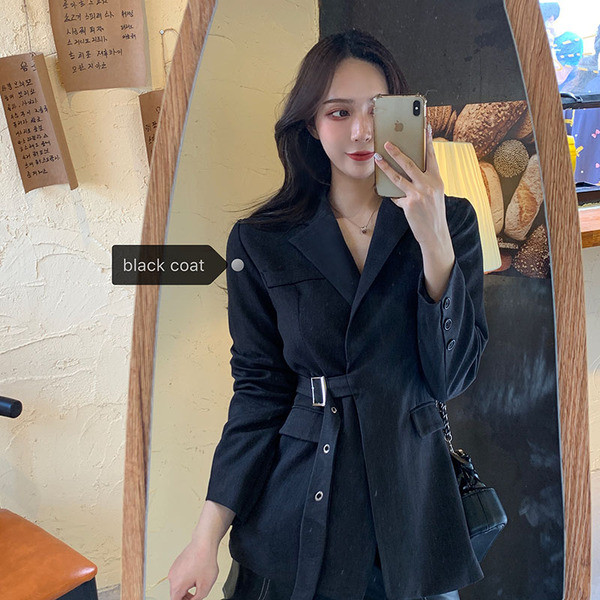 Modern testhezálló kabát barna és fekete övvel