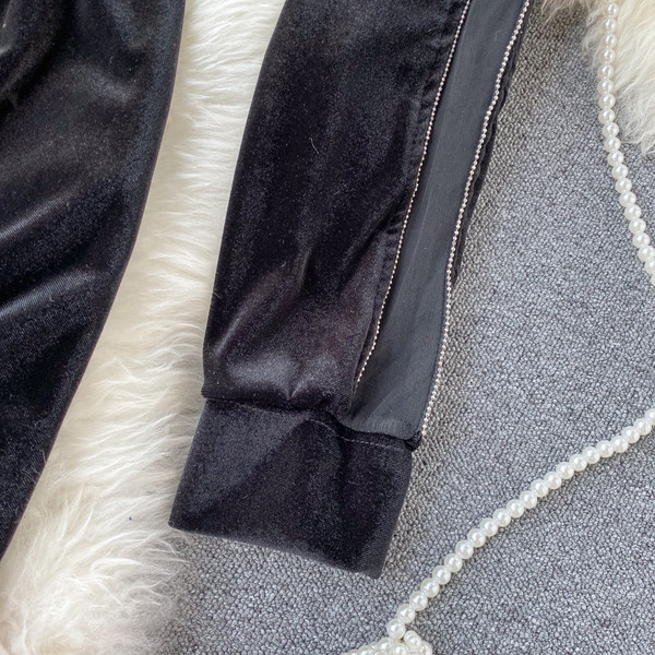 Κομψό μαύρο γυναικείο  βελούδινο φόρεμα με λαιμόκοψη