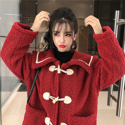 Μοντέρνο γυναικείο χειμερινό παλτό με τσέπες και κουμπιά σε κόκκινο χρώμα