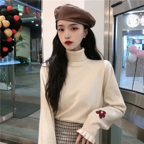 Χειμερινό γυναικείο πουλόβερ με κολάρο και εφαρμογή