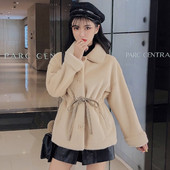 Modern női rövid kabát nyakkendővel és gombokkal bézs és fehér színben