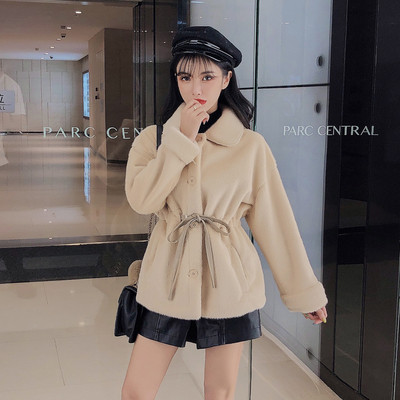 Modern női rövid kabát nyakkendővel és gombokkal bézs és fehér színben