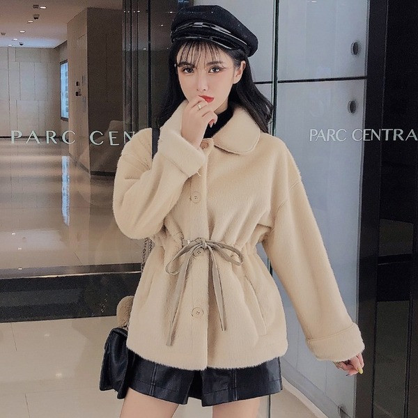 Modern női rövid kabát nyakkendővel és gombokkal bézs és fehér színben