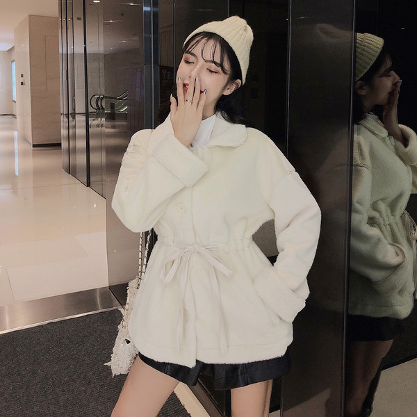 Modern női rövid kabát nyakkendővel és gombokkal bézs és fehér színben