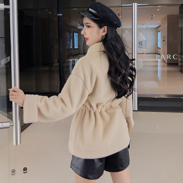 Modern női rövid kabát nyakkendővel és gombokkal bézs és fehér színben