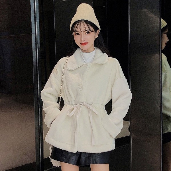 Modern női rövid kabát nyakkendővel és gombokkal bézs és fehér színben