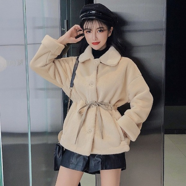 Modern női rövid kabát nyakkendővel és gombokkal bézs és fehér színben