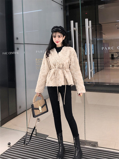 Модерно дамско късо палто с връзки в бежов и бял цвят