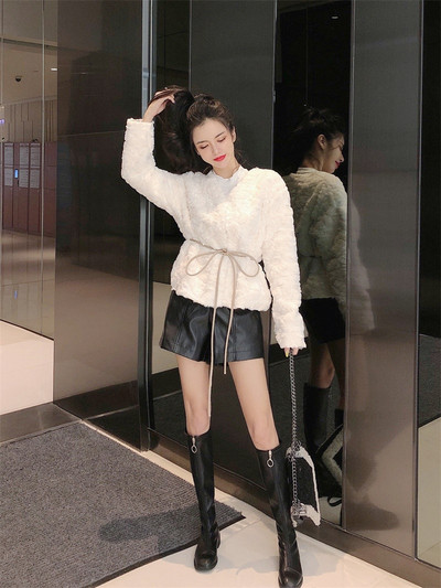 Модерно дамско късо палто с връзки в бежов и бял цвят