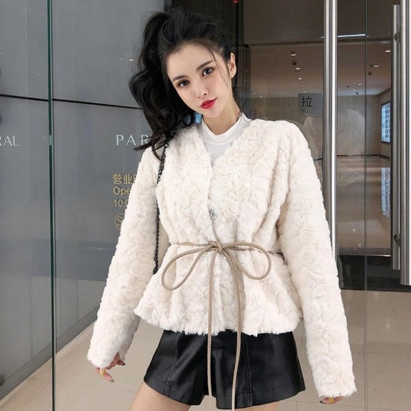 Модерно дамско късо палто с връзки в бежов и бял цвят 