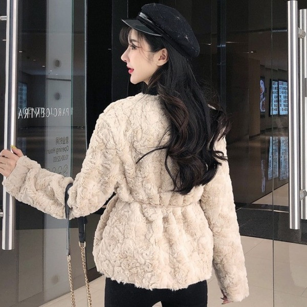 Модерно дамско късо палто с връзки в бежов и бял цвят 