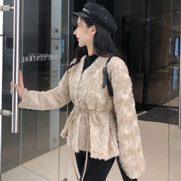 Модерно дамско късо палто с връзки в бежов и бял цвят 