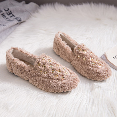 Χνουδωτά γυναικεία παπούτσια με ίσια σόλα σε μαύρο και μπεζ χρώμα