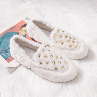 Χνουδωτά γυναικεία παπούτσια με ίσια σόλα σε μαύρο και μπεζ χρώμα