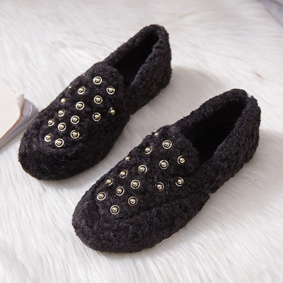 Χνουδωτά γυναικεία παπούτσια με ίσια σόλα σε μαύρο και μπεζ χρώμα