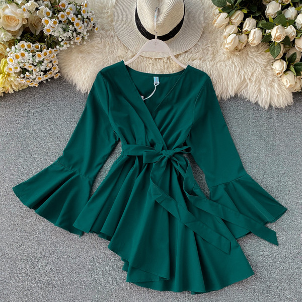 Μοντέρνα γυναικεία ασύμμετρη μπλούζα με λαιμόκοψη σε διάφορα χρώματα