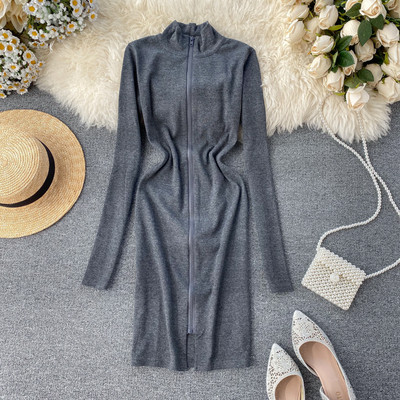 Női alkalmi ruha magas gallérral és cipzárral szürke és fekete színben