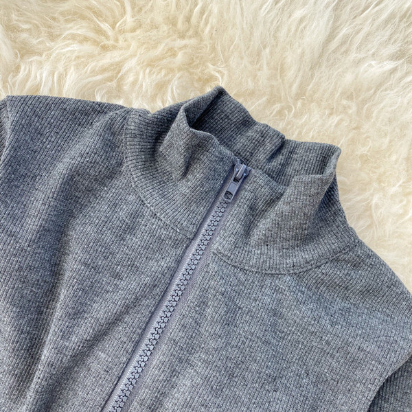 Női alkalmi ruha magas gallérral és cipzárral szürke és fekete színben