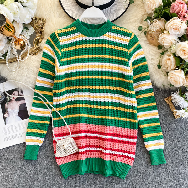 Ριγέ γυναικείο πουλόβερ  με το λαιμόκοψη O σε πράσινο χρώμα