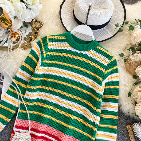 Ριγέ γυναικείο πουλόβερ  με το λαιμόκοψη O σε πράσινο χρώμα