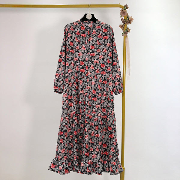 Hosszú és széles ruha virágmintával