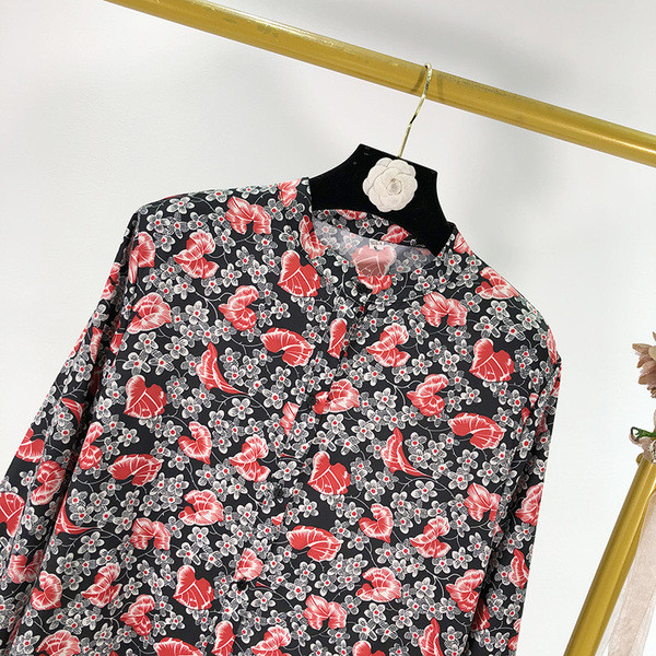 Hosszú és széles ruha virágmintával