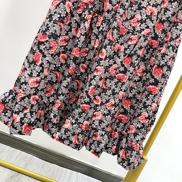 Hosszú és széles ruha virágmintával