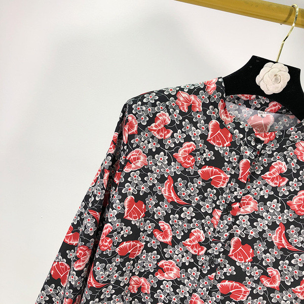 Hosszú és széles ruha virágmintával