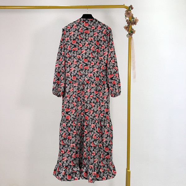 Hosszú és széles ruha virágmintával