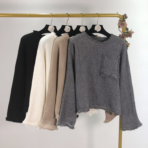 Rövid, hétköznapi pulóver zsebbel szürke, bézs, fehér és fekete színben