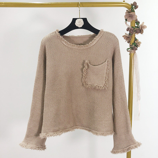 Rövid, hétköznapi pulóver zsebbel szürke, bézs, fehér és fekete színben