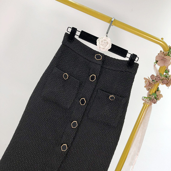 Fusta de dama molata cu nasturi si buzunare de culoare inchisa