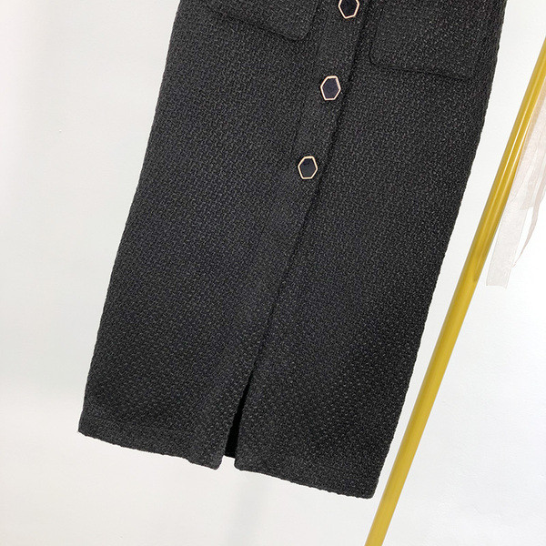 Fusta de dama molata cu nasturi si buzunare de culoare inchisa