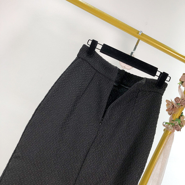 Fusta de dama molata cu nasturi si buzunare de culoare inchisa