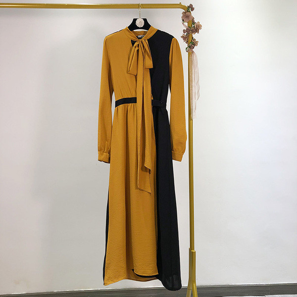 Hosszú szabású ruha nyakkivágással, övvel, barna-fekete színben