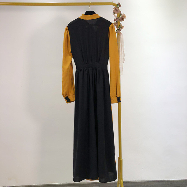 Hosszú szabású ruha nyakkivágással, övvel, barna-fekete színben