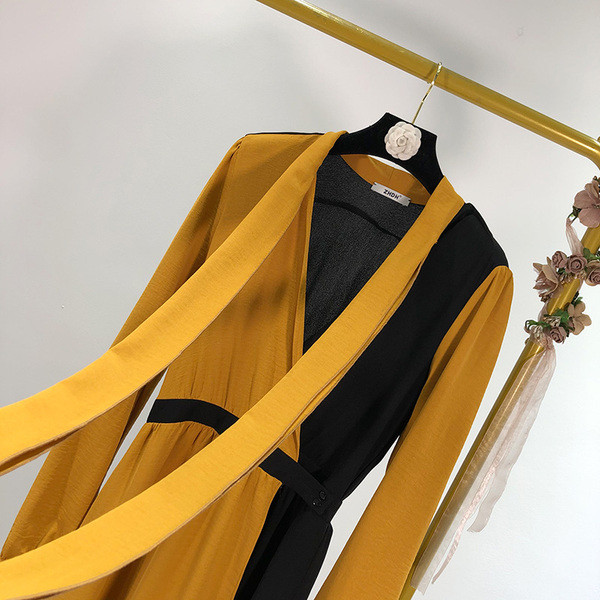 Hosszú szabású ruha nyakkivágással, övvel, barna-fekete színben