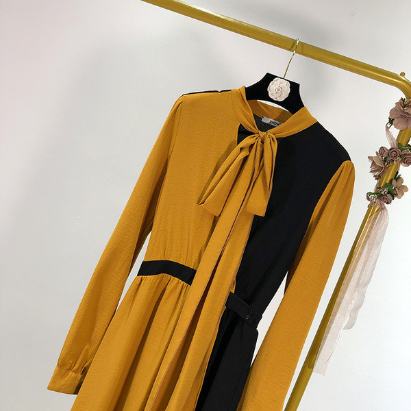 Hosszú szabású ruha nyakkivágással, övvel, barna-fekete színben