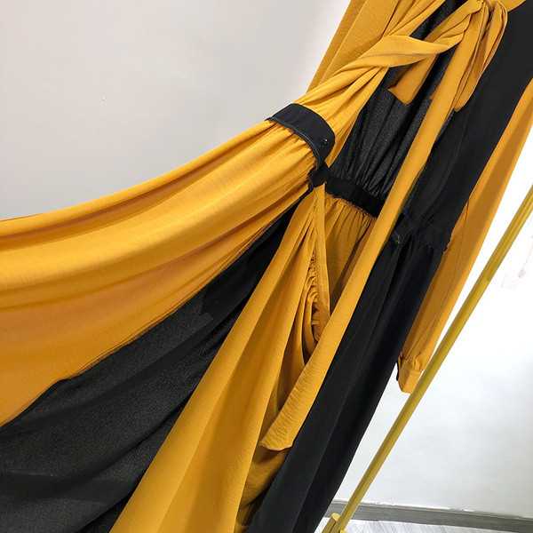 Hosszú szabású ruha nyakkivágással, övvel, barna-fekete színben