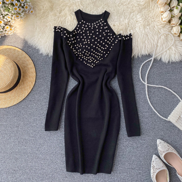 Modern női ruha csupasz váll és gyöngyök két színben