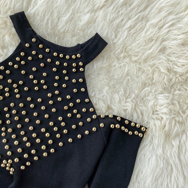 Modern női ruha csupasz váll és gyöngyök két színben