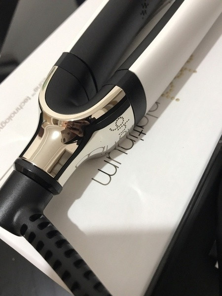 Преса с керамично покритие за предпазване на косата в черен и бял цвят