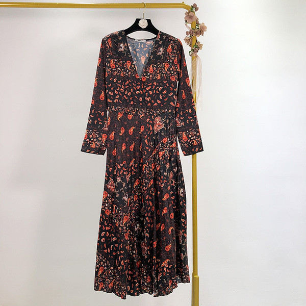 Női kivágott ruha spitz nyakkivágással és hosszú ujjal