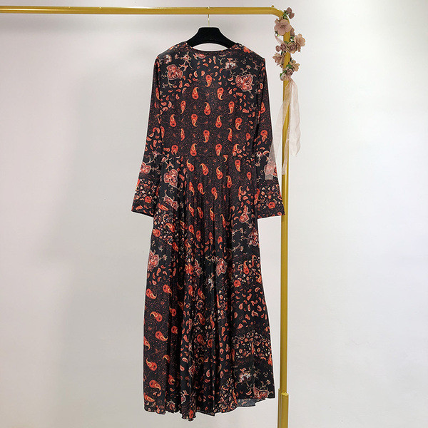 Női kivágott ruha spitz nyakkivágással és hosszú ujjal