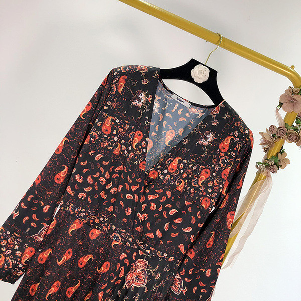 Női kivágott ruha spitz nyakkivágással és hosszú ujjal