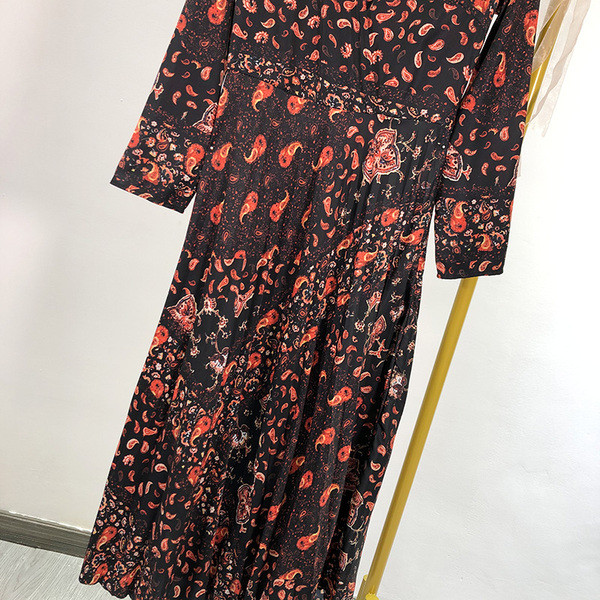 Női kivágott ruha spitz nyakkivágással és hosszú ujjal