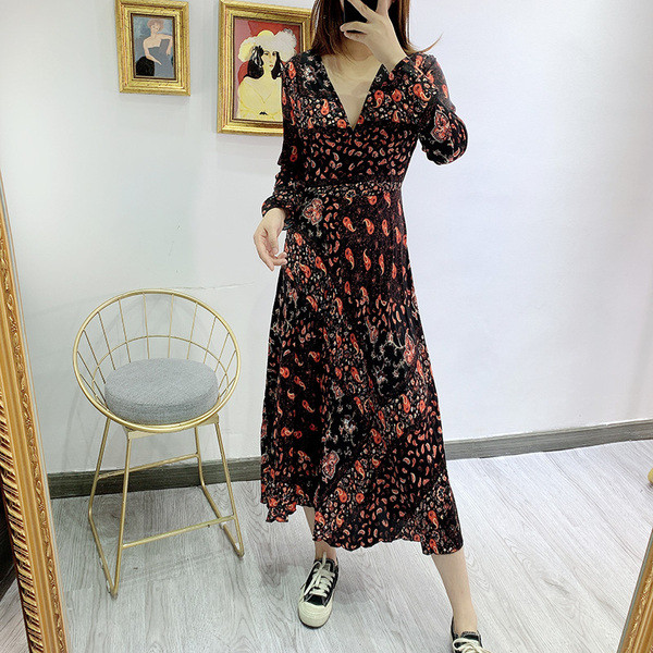 Női kivágott ruha spitz nyakkivágással és hosszú ujjal